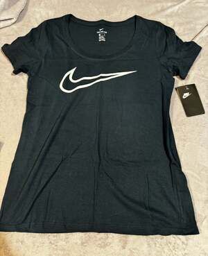Nike Women's Sportswear Crew Neck Swoosh Graphic T-Shirt